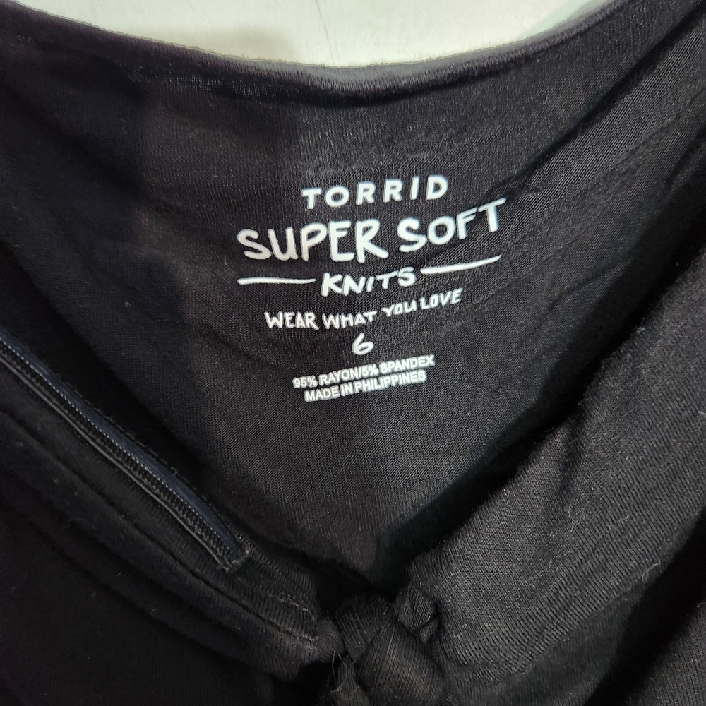 torrid Black Scoop-Neck Tie-Front Tunic - Picture 5 of 5